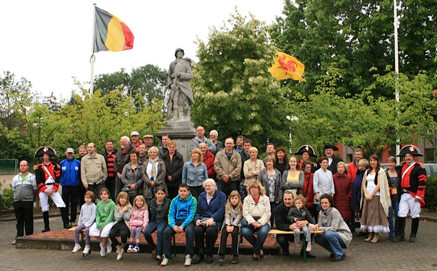 Un groupe d’habitants du village réuni le 25 juin 2011