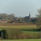 Sur les hauteurs du hameau de Bommeteau, le village se dévoile, comme niché au creux de deux vallons.