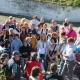 Marcheurs attentifs aux informations